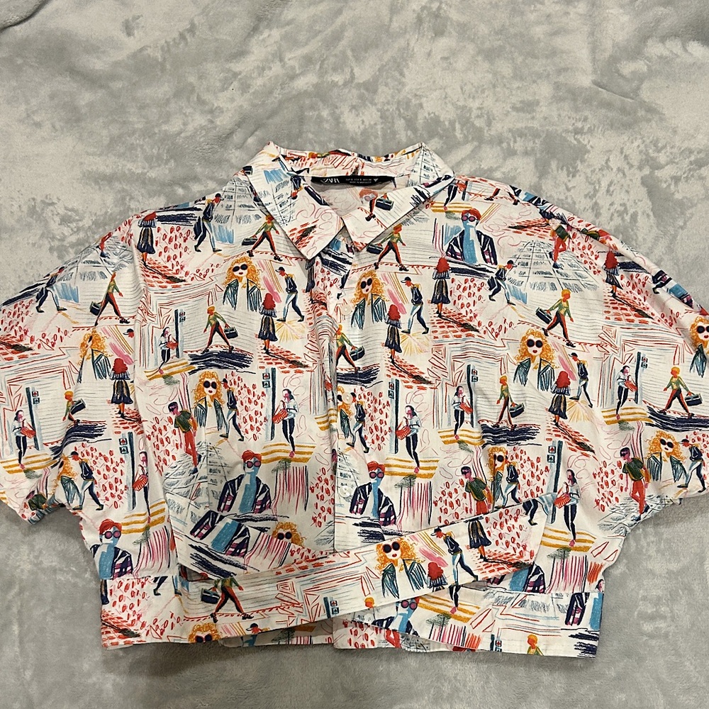 Zara printed blouse size Small. Button up with fun print and tie-able waist.